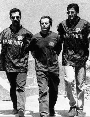 Antonio Navarria, einer der letzten Köpfe des führenden Mafiaclans in Ostsizilien wird von zwei Carabinieri abgeführt (1995).&nbsp;