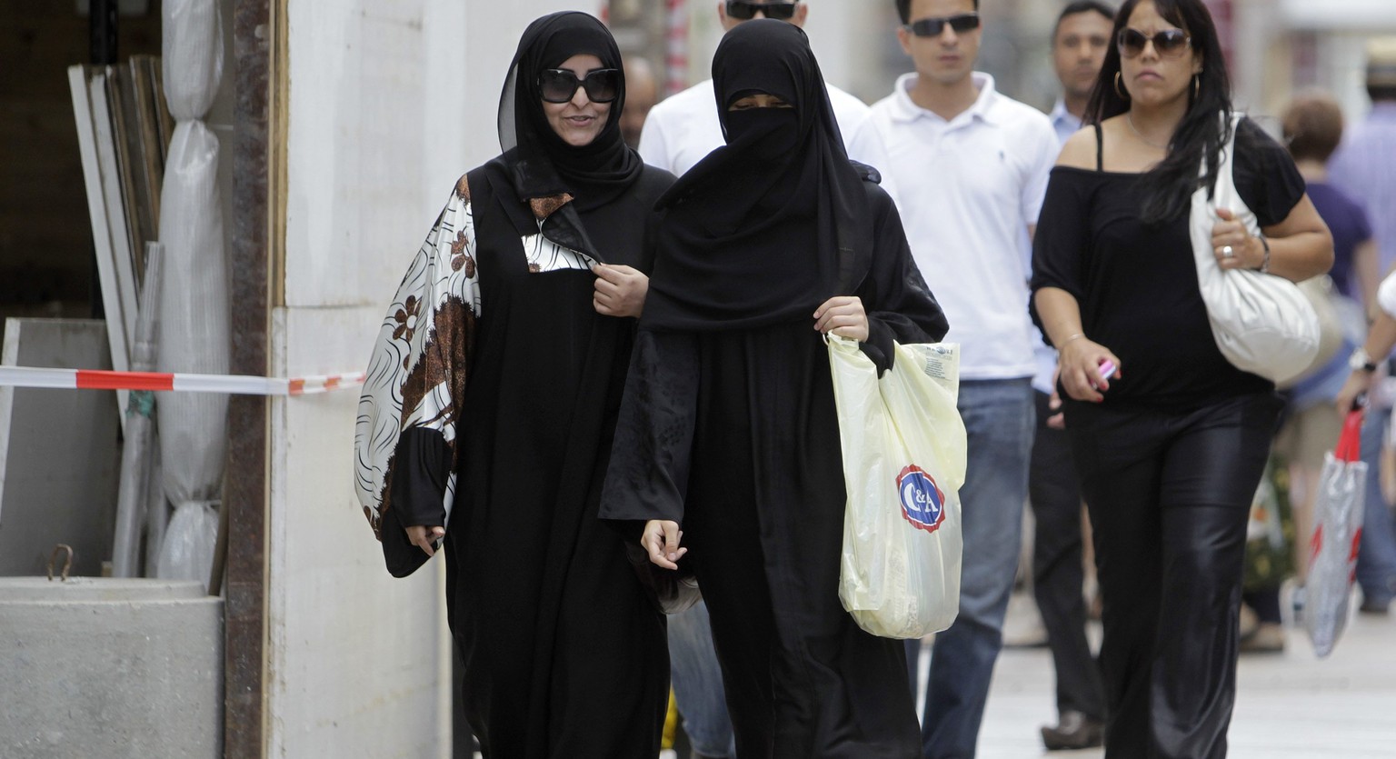 ARCHIV - ZUR MK VON BR SOMMARUGA ZUR HALTUNG DES BUNDESRATES ZUR BURKA-INITIATIVE, AM MITTWOCH, 20. DEZEMBER 2017, ERHALTEN SIE FOLGENDE THEMENBILDER ---- Two veiled women walk on the street, in Genev ...