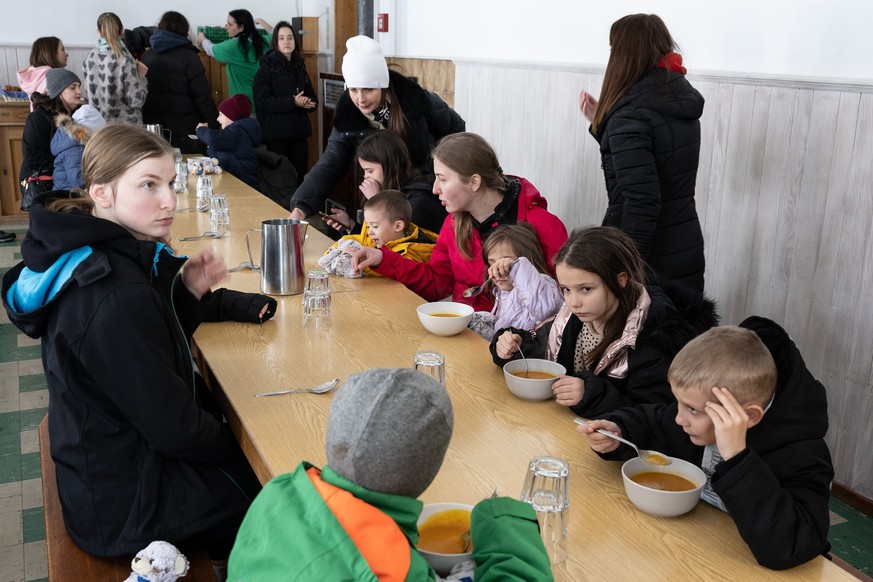 Ukrainische Kinder und Jugendliche erhalten eine warme Mahlzeit im Internationalen Pfadizentrum, am Sonntag, 3. April 2022, in Kandersteg. Die Waisenkinder aus Lviv erhalten hier voruebergehend Schutz ...