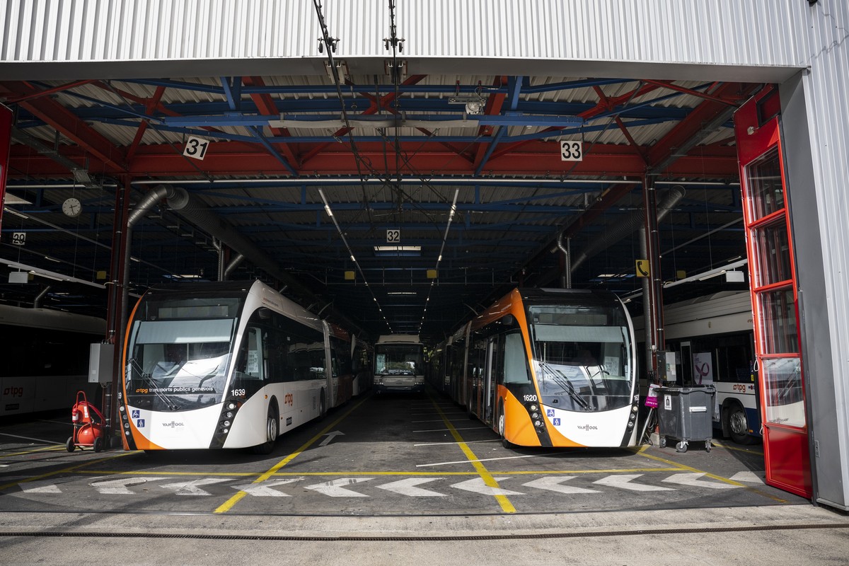 Des bus des TPG vont pouvoir sortir de leurs depots de la jonction afin de reprendre du service apres l'annonce de la fin de la Greve, lors de la reconduction de la Greve du personnel des Transpo ...