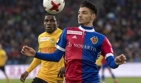 Berns Roger Assale, links, im Kampf um den Ball gegen Basels Raoul Petretta, rechts, im Fussball Meisterschaftsspiel der Super League zwischen dem FC Basel 1893 und dem BSC Young Boys im Stadion St. J ...