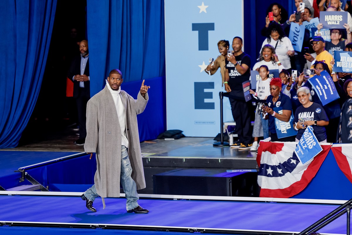 epa11669860 US singer Usher arrives to speak in support of US Vice President and Democratic presidential nominee Kamala Harris during a campaign rally at Lakewood Ampitheatre in Atlanta, Georgia, USA, ...