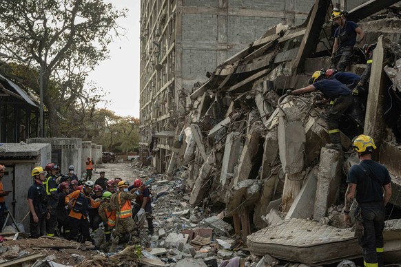 epa13074444 Rescue workers search for survivors among the rubble following two earthquakes with magnitudes of 7.2 and 7.5 in Catia La Mar, La Guaira state, Venezuela, 29 June 2026. The earthquakes hav ...