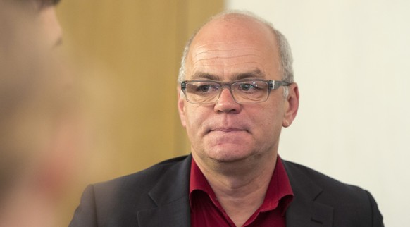 Der abgewaehlte Schwyzer SP-Nationalrat Andy Tschuemperlin anlaesslich der Eidgenoessischen Nationalrats- und Staenderatswahlen am Sonntag 18. Oktober 2015 in Schwyz. (KEYSTONE/Urs Flueeler)