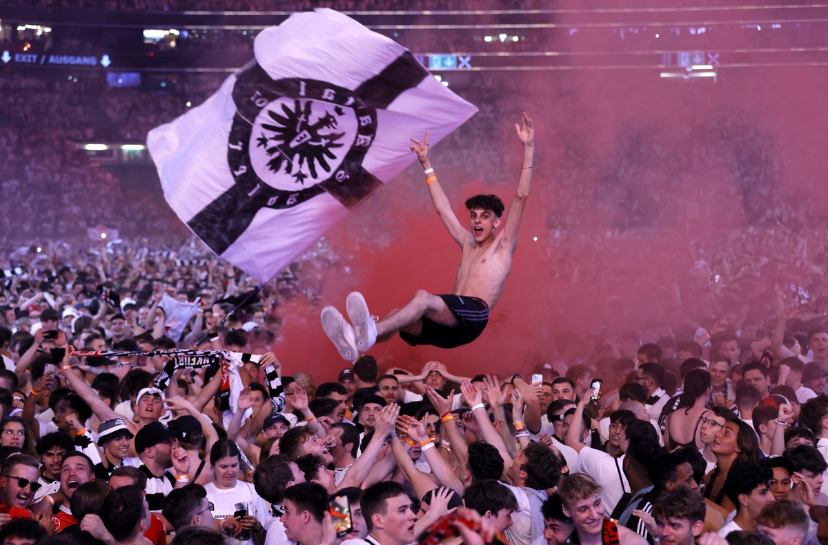 epaselect epa09956606 Fans of Eintracht Frankfurt celebrate their team's victory at the public viewing of the UEFA Europa League final between Eintracht Frankfurt and Glasgow Rangers at the Deuts ...