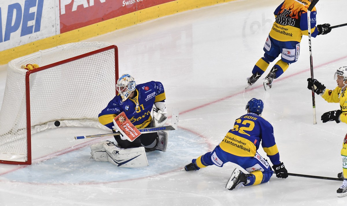 Der Berner Ryan Lasch, rechts, schiesst das 1:3 fuer die Berner gegen die Davoser Felicien Du Bois, am Boden, Torhueter Gilles Senn, links und Andres Ambuehl, hinten, beim Eishockey Meisterschaftsspie ...