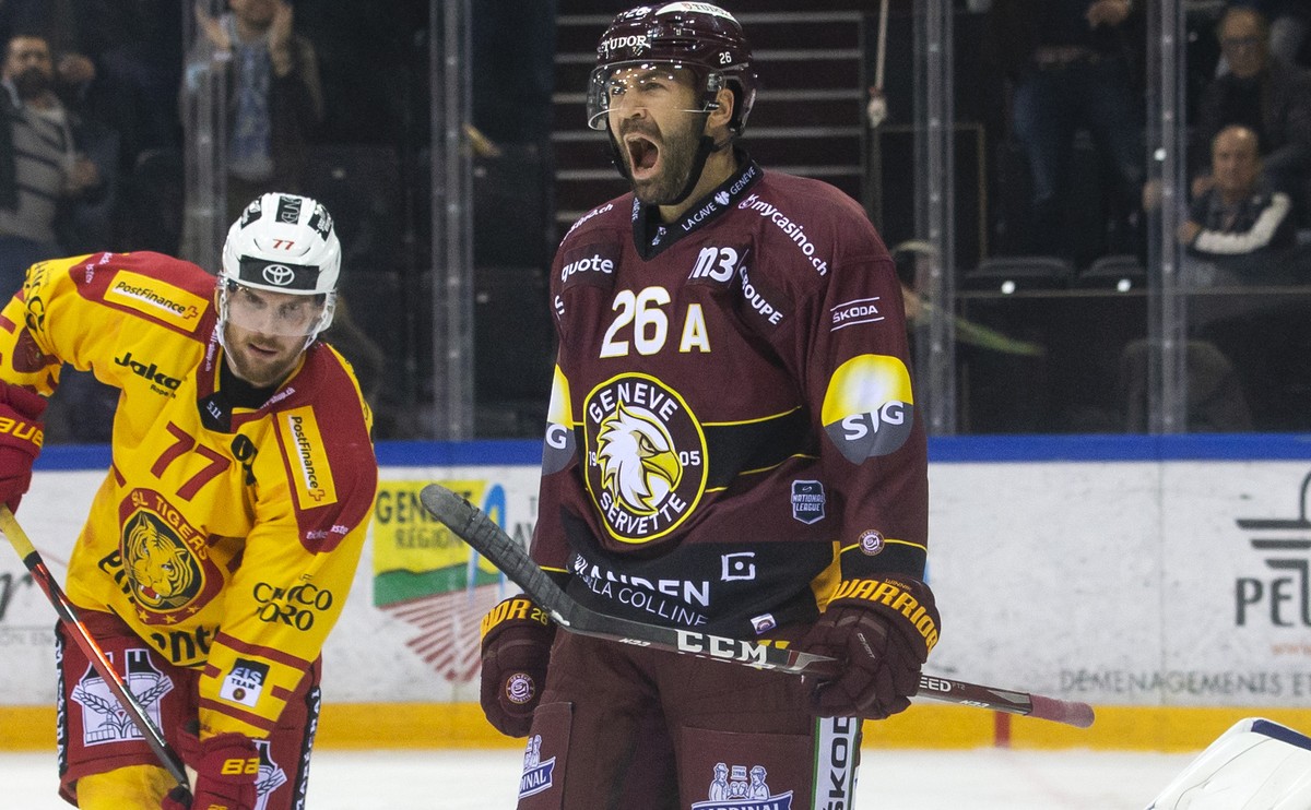 Geneve-Servette's forward Daniel Winnik #26, of Canada, celebrates his goal after scoring the 2:2, during a National League regular season game of the Swiss Championship between Geneve-Servette H ...