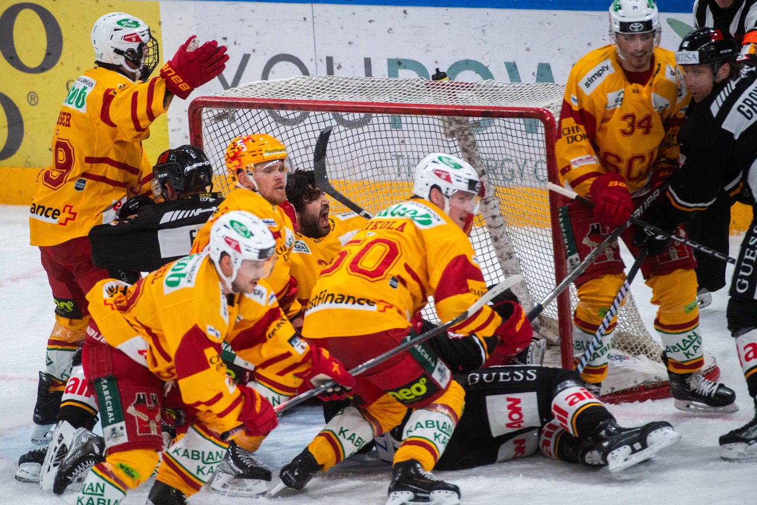 Confusing situation as Lugano attacks during the preliminary round game of National League Swiss Championship 2023/24 between HC Lugano and SCL Tigers at the Corner Arena in Lugano, Thursday, November ...