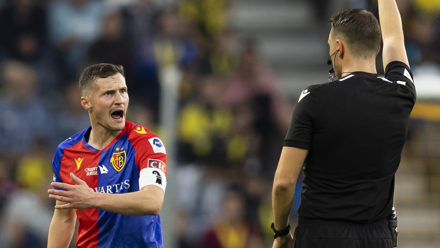 Schiedsrichter Sandro Schaerer zeigt Basels Taulant Xhaka die gelbe Karte, im Super League Spiel zwischen dem BSC Young Boys Bern und dem FC Basel, am Sonntag, 30. Oktober 2022 im Stadion Wankdorf in  ...