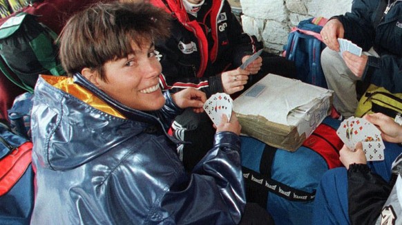 Swiss ski racers Katrin Neuenschwander, Birgit Heeb of Liechtenstein, the Swiss Sylviane Berthod and Marlies Oester, from left, play a game of chess in front of their hotel in Val d&#039;Isere, France ...