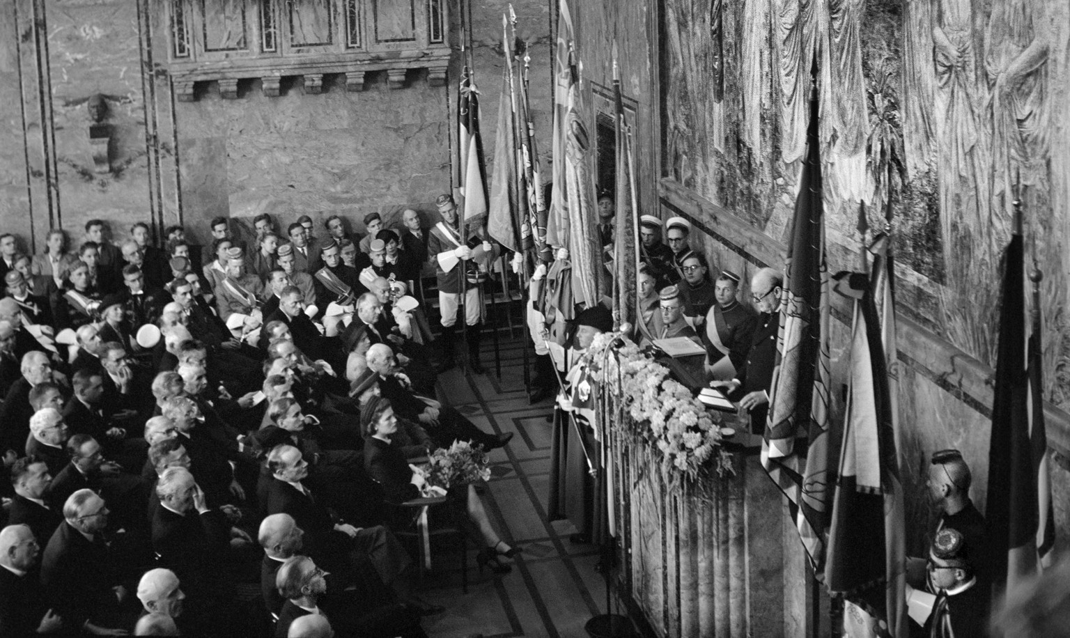 ARCHIVE --- WINSTON CHURCHILL WIRD VOR 70 JAHREN, AM 19. SEPTEMBER 1946, IN ZUERICH VON DER BEVOELKERUNG BEGEISTERT EMPFANGEN. IN DER AULA DER UNIVERSITAET HAELT ER EINE REDE, IN DER ER ZUR EINIGUNG E ...