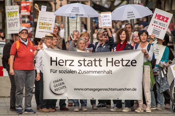 Omas gegen rechts, Demonstration unter dem Motto Herz statt Hetze, München, 28.10.2022 Deutschland, München, 28. Oktober 2022, Omas gegen Rechts, deutschlandweite Initiative politisch aktiver älterer  ...