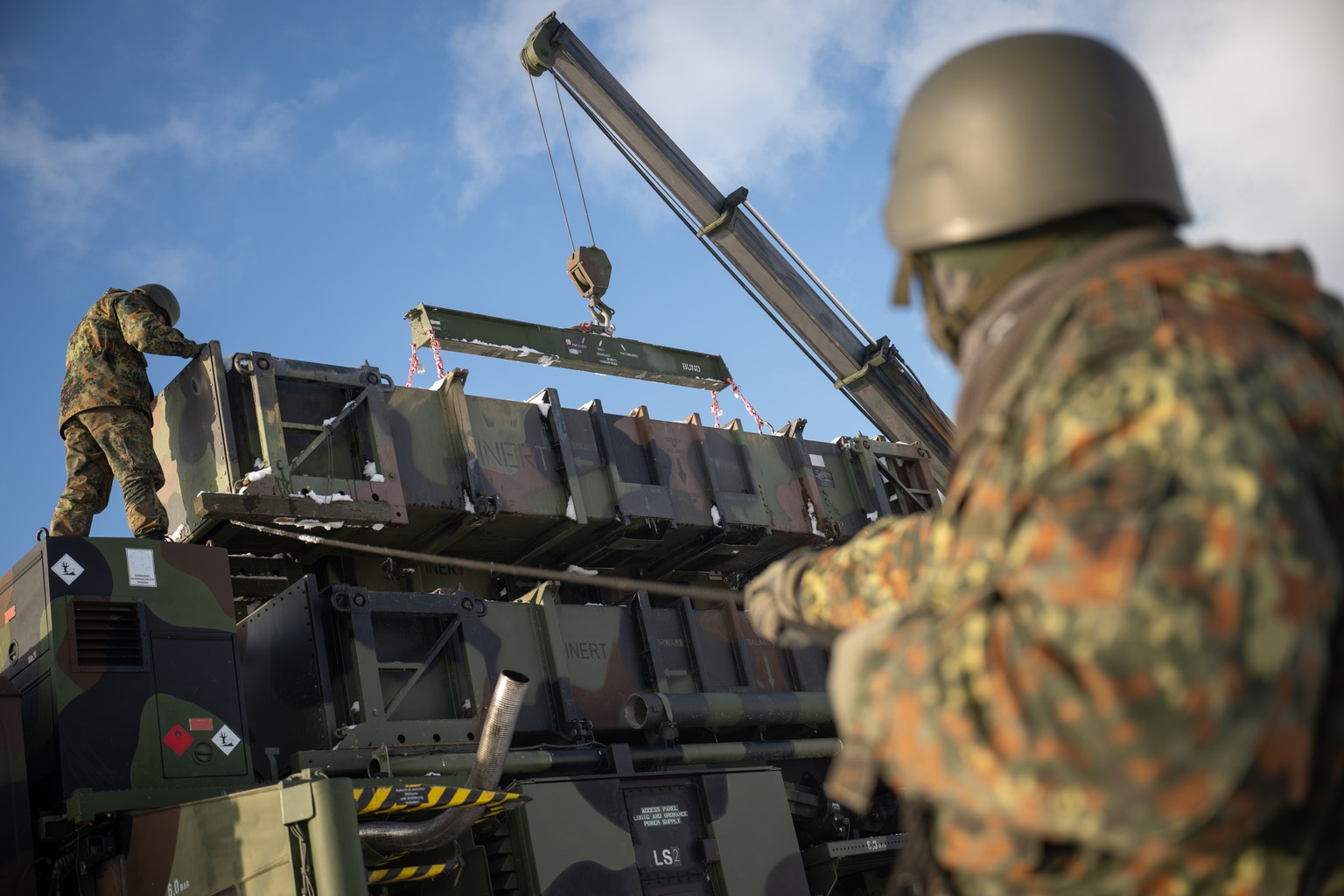 ARCHIV - 01.12.2023, ---: Ukrainische Soldaten laden w�hrend eines Ausbildungskurses am Flugabwehrsystem Patriot an einem Standort der Bundeswehr Container f�r ein Startger�t um. (zu dpa: �Mutma�liche ...