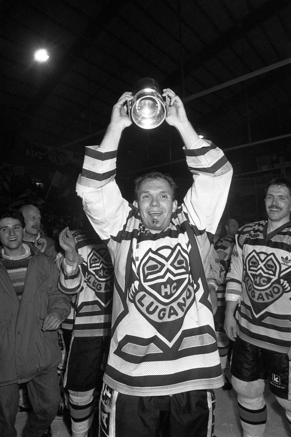 Der Captain des Eishockeyclubs HC Lugano, Kenta Johansson, stemmt im April 1988 im Stadion La Resega nach dem entscheidenden gewonnenen Playoff-Spiel gegen den EHC Kloten und dem Gewinn des dritten au ...