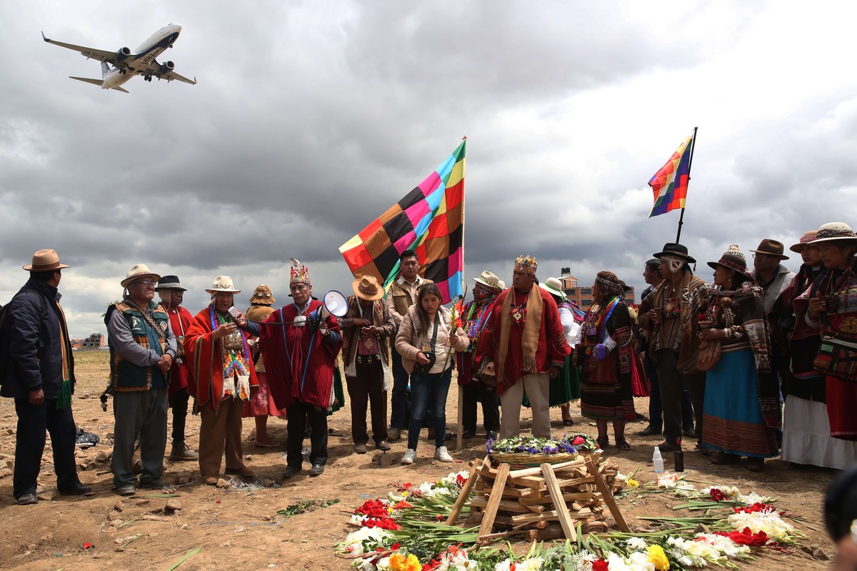 epaselect epa12807928 Aymara priests or 'Amautas' perform an ancestral ceremony in El Alto, Bolivia, 09 March 2026. Relatives of the victims of the 27 February 2026 military plane crash, whi ...