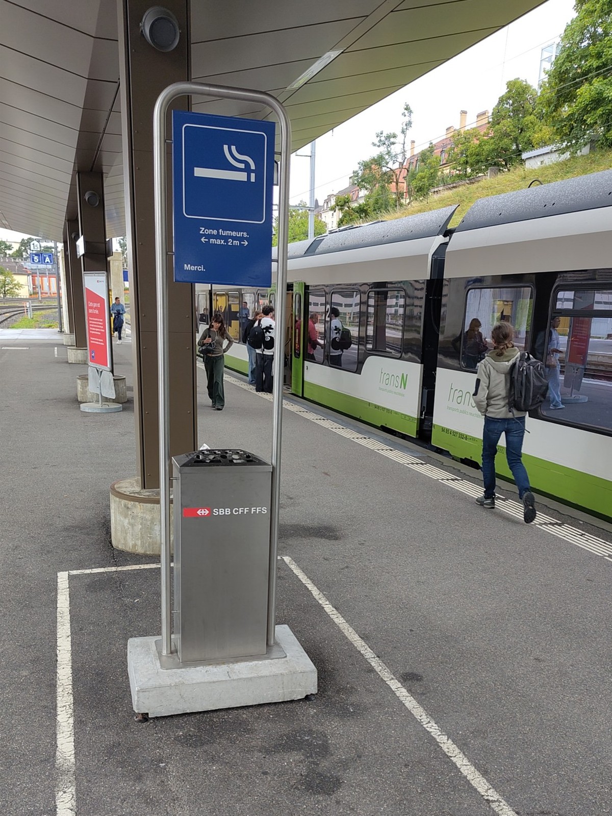 Gare CFF de La Chaux-de-Fonds. Opération des CFF contre la cigarette