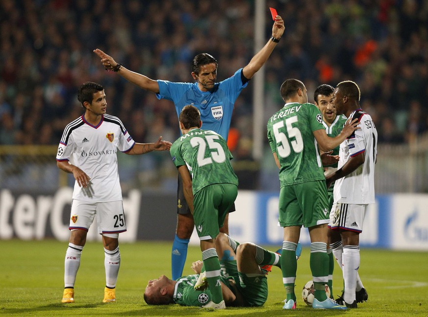 Geoffroy Serey Die foult Cosmin Moti. Schiedsrichter&nbsp;Deniz Aytekin kennt keine Gnade und zeigt die Rote Karte.