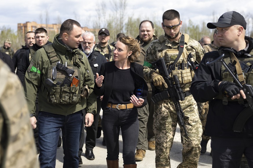Nationalratspräsidentin Irène Kälin verlässt einen Flugplatz in Hostomel in der Nähe Kiews.