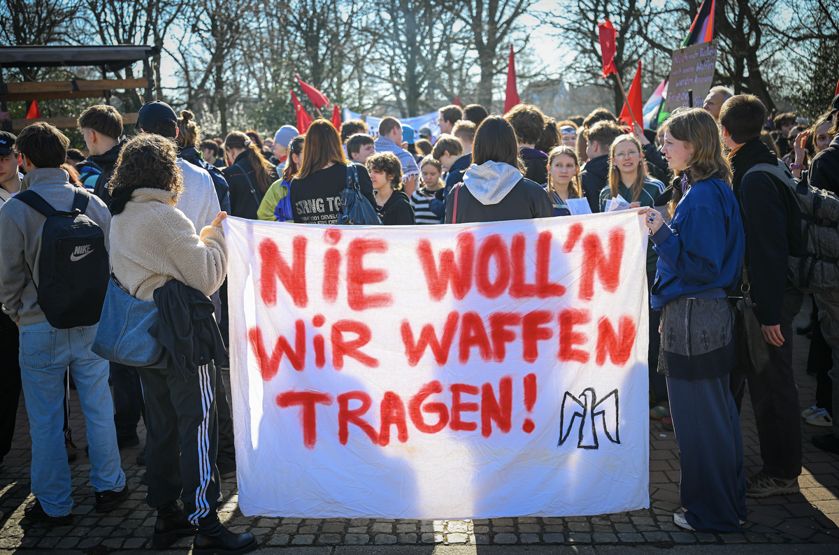 Teilnehmer einer Demonstration zum bundesweiten Schulstreik gegen die Wehrpflicht versammeln sich in Bremen.