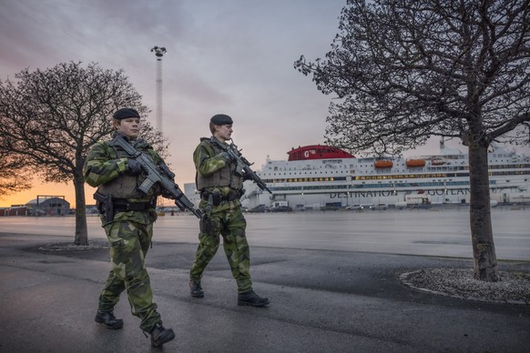 epa09684511 Soldiers from Gotland&#039;s regiment patrol in Visby harbor, Sweden, 13 January 2022 (issued 14 January 2022). Russia&#039;s mobilization at Ukraine&#039;s border and the increased tone b ...