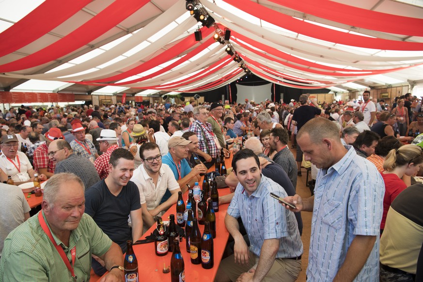 Zuschauer beim Mittagessen am Eidgenoessischen Schwing- und Aelplerfest (ESAF) Estavayer2016 in Payerne, am Samstag, 27. August 2016. (KEYSTONE/Jean-Christophe Bott)