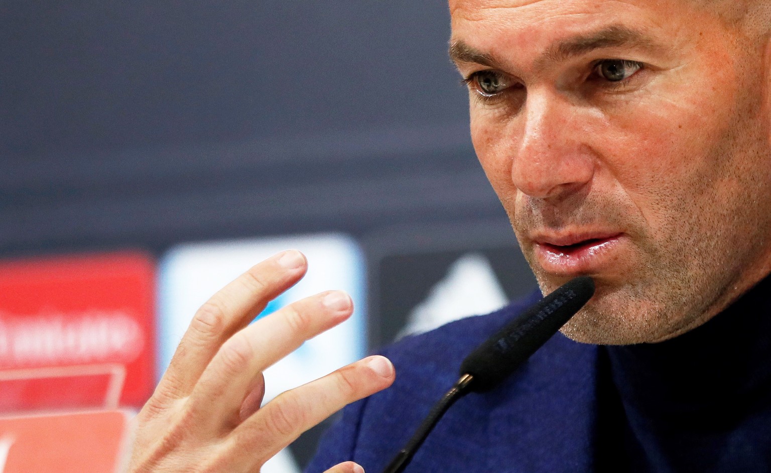 Zidane erklärt an einer Pressekonferenz seinen Rücktritt als Real-Madrid-Trainer.