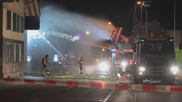 Bärau BE: Mehrere Gebäude in Flammen ++ Feuerwehr mit Grossaufgebot im Einsatz ++ Alertswiss warnt Bevölkerung

Am Sonntag 03.05.2026