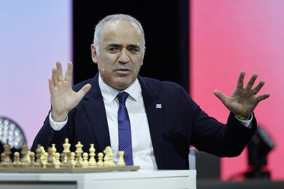 epa10679946 Garry Kasparov, former chess world champion, speaks at the Swiss Economic Forum SEF in Interlaken, Switzerland, 08 June 2023. EPA/PETER KLAUNZER