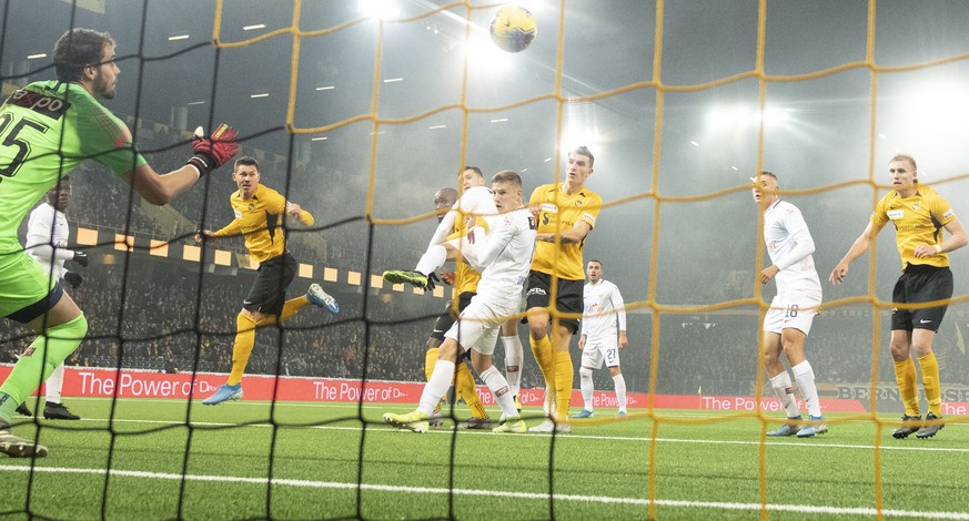 YBs Christian Fassnacht, 2. von links, trifft mit dem Kopf zum 2:0, Zuerichs Torhueter Yanick Brecher, links, bleibt ohne Chance, im Schweizer Fussball Cup 1/8 - Finalspiel zwischen dem BSC Young Boys ...