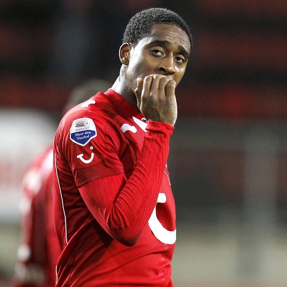 ENSCHEDE - Voetbal, FC Twente - Vitesse , Eredivisie, Grolsch Veste , seizoen 2011-2012, 27-11-2011 , balende FC Twente speler Leroy Fer na afloop. twente - vitesse *** ENSCHEDE Football FC Twente Vit ...