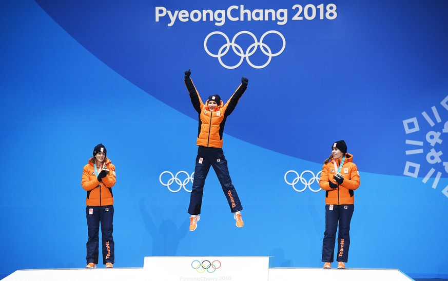 epaselect epa06514385 Gold medalist Carlijn Achtereekte (C) of the Netherlands is flanked by silver Ireen Wust (L) of the Netherlands and bronze winner Antoinette de Jong of the Netherlands during the ...