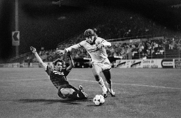 Der Sittener Mirsad Baljic, rechts, setzt sich im Zweikampf gegen den Wettinger Peter Schepull durch, aufgenommen am 7. Oktober 1989 beim Nationalliga A Meisterschaftsspiel FC Sion gegen den FC Wettin ...