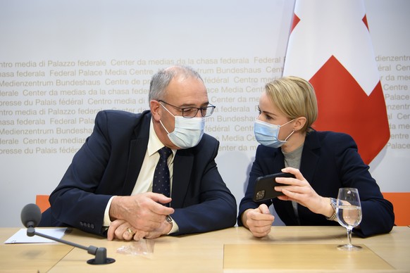 Bundespraesident Guy Parmelin, links, und Regierungsraetin Natalie Rickli, Vorsteherin der Gesundheitsdirektion des Kantons Zuerich, rechts, sprechen an einer Medienkonferenz ueber die Impfoffensive z ...