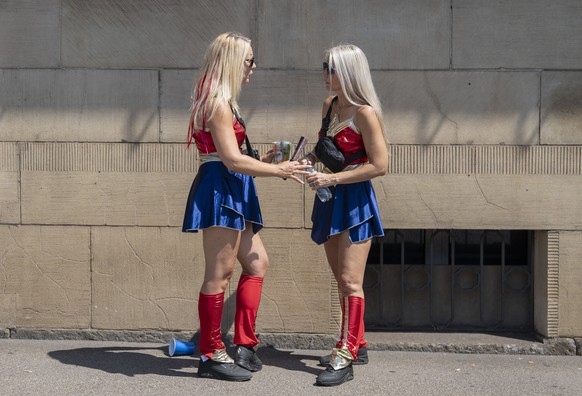epa12290821 Dressed up participans prior to the 32nd Street Parade in the city center of Zurich, Switzerland, 09 August 2025. The annual dance music event Street Parade runs this year under the motto  ...