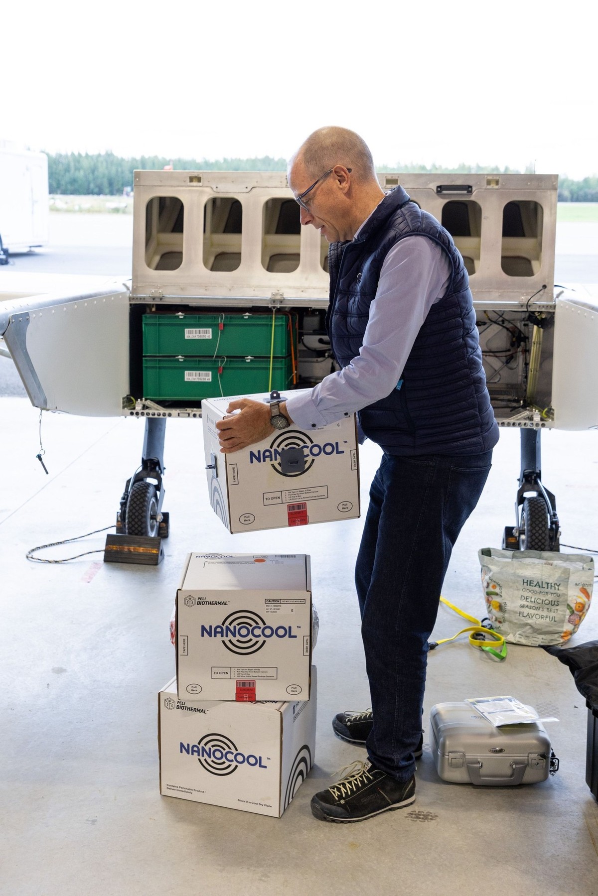Neil Robinson, chef du département scientifique et médical de l'ITA, charge le drone avec les échantillons.