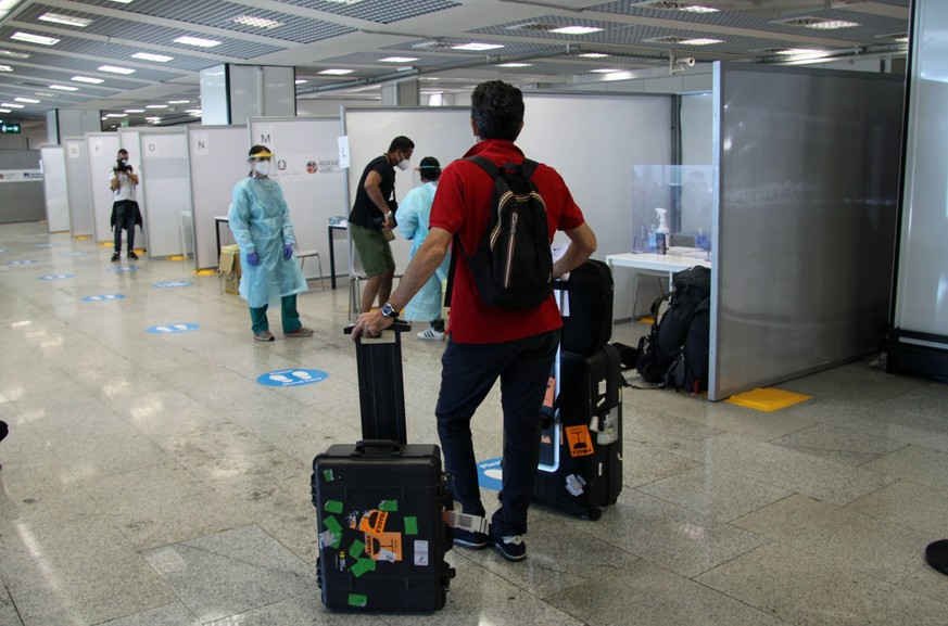 epa08648226 People line up for a quick test for Covid-19 at a test centre for people coming from Spain, Croatia, Malta and Greece, Terminal 3 at Fiumicino&#039;s Airport, Rome, 05 September 2020. EPA/ ...