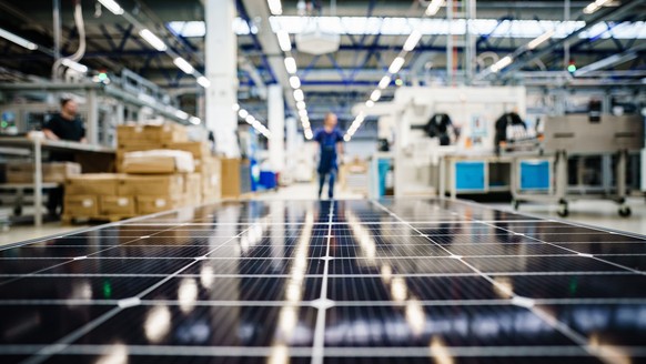 epaselect epa10353827 Light sources from the production reflect on the surface of a solar module at the solar module manufacturer Meyer Burger (Industries) GmbH in Freiberg, Germany, 07 December 2022. ...