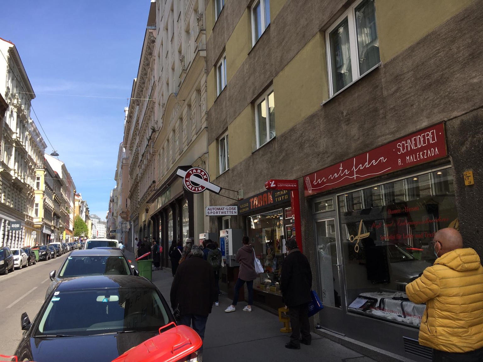 Vor dem Stoffladen bildete sich eine über 20 Meter lange Schlange. Viele tragen auch auf der Strasse Masken.