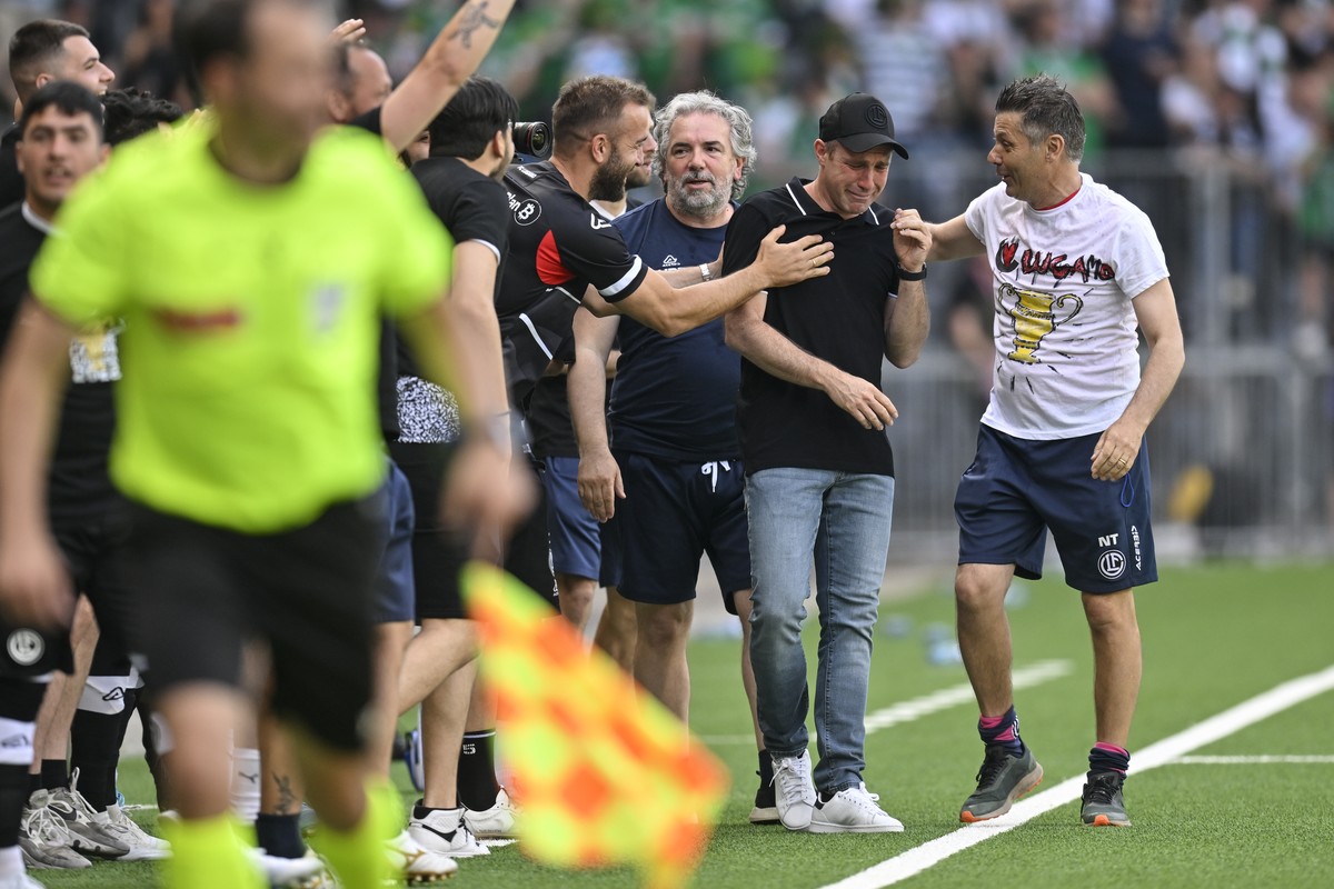 Luganos Cheftrainer Mattia Croci-Torti weint nach dem Sieg, im Schweizer Fussball Cup Final zwischen dem FC Lugano und dem FC St. Gallen, am Sonntag, 15. Mai 2022, im Stadion Wankdorf in Bern. (KEYSTO ...