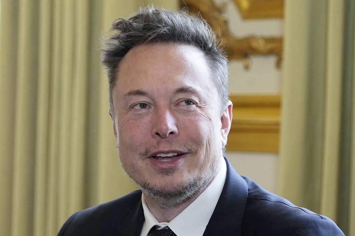 FILE - Twitter, now X. Corp, and Tesla CEO Elon Musk poses prior to his talks with French President Emmanuel Macron, May 15, 2023 at the Elysee Palace in Paris. Lawyers seeking to bring a class-action ...