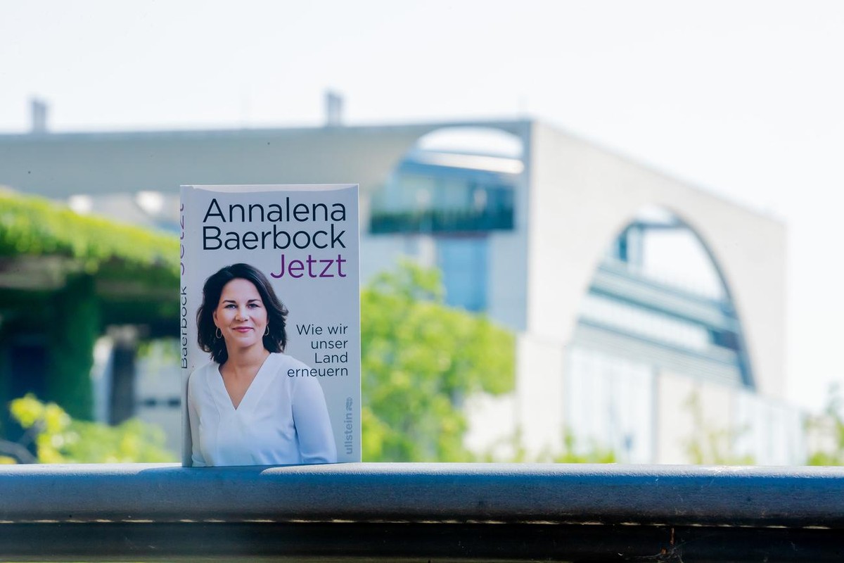 ILLUSTRATION - 17.06.2021, Berlin: Das Buch der gr�nen Kanzlerkandidatin Annalena Baerbock �Jetzt. Wie wir unser Land erneuern� ist vor dem Bundeskanzleramt zu sehen. (Gestellte Szene) Foto: Christoph ...