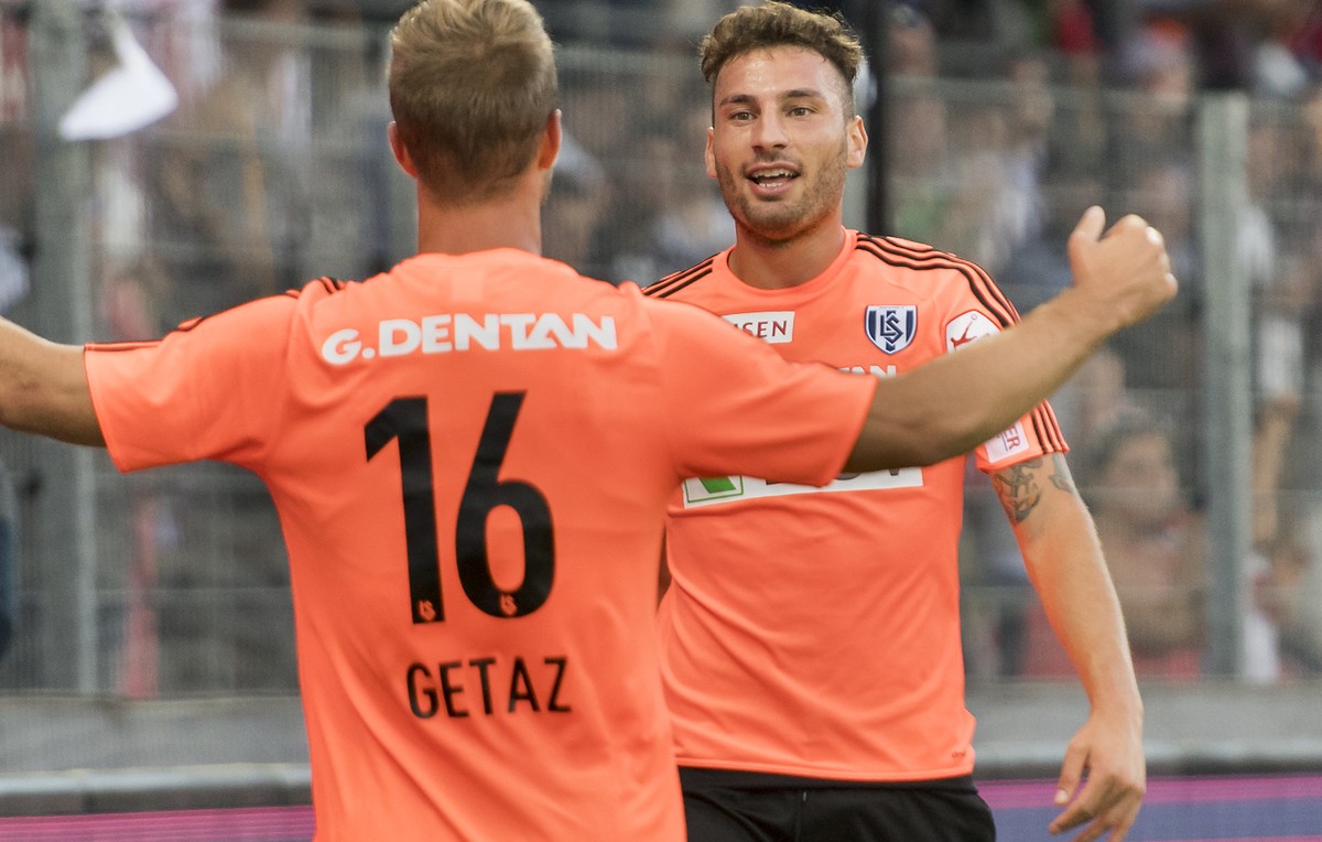 Le defenseur lausannois Nicolas Getaz, droite, congratule l'attaquant lausannois Francesco Margiotta, droite, pour son premier but, lors de la rencontre de football de Super League entre le FC Si ...