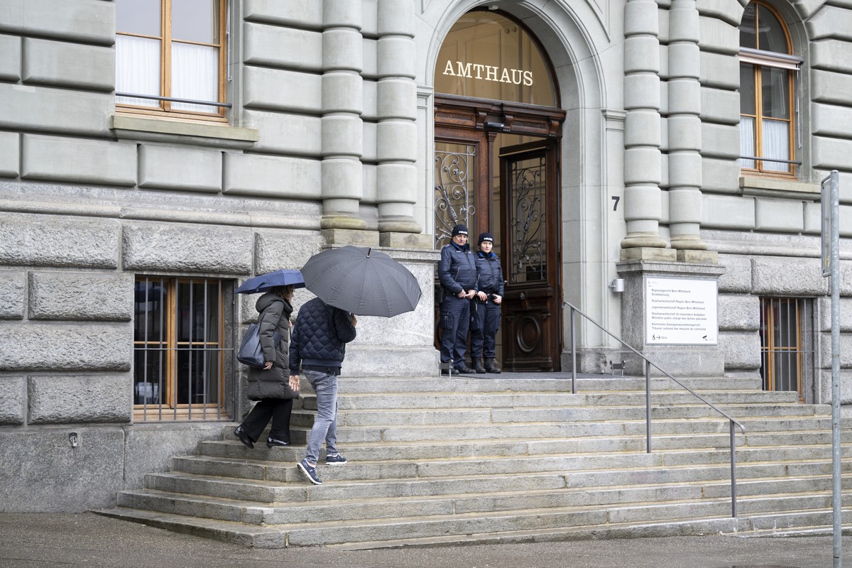 Ein Beschuldigter kommt mit seiner Anwaeltin vor dem Amthaus, am Donnerstag, 13. Februar 2025 in Bern. Heute wird das Urteil des Obersten Gerichts des Kantons Bern im Berufungsverfahren gegen Motorrad ...