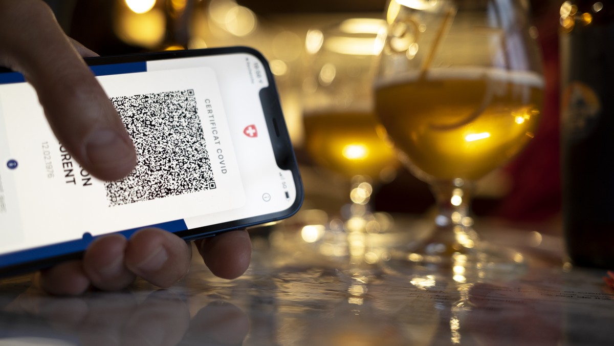 Une personne tient dans sa main un smartphone avec l'application Certifact Covid suisse dans un restaurant ce vendredi 10 septembre 2021 a Rances dans le canton de Vaud. Des ce lundi 13 septembre ...