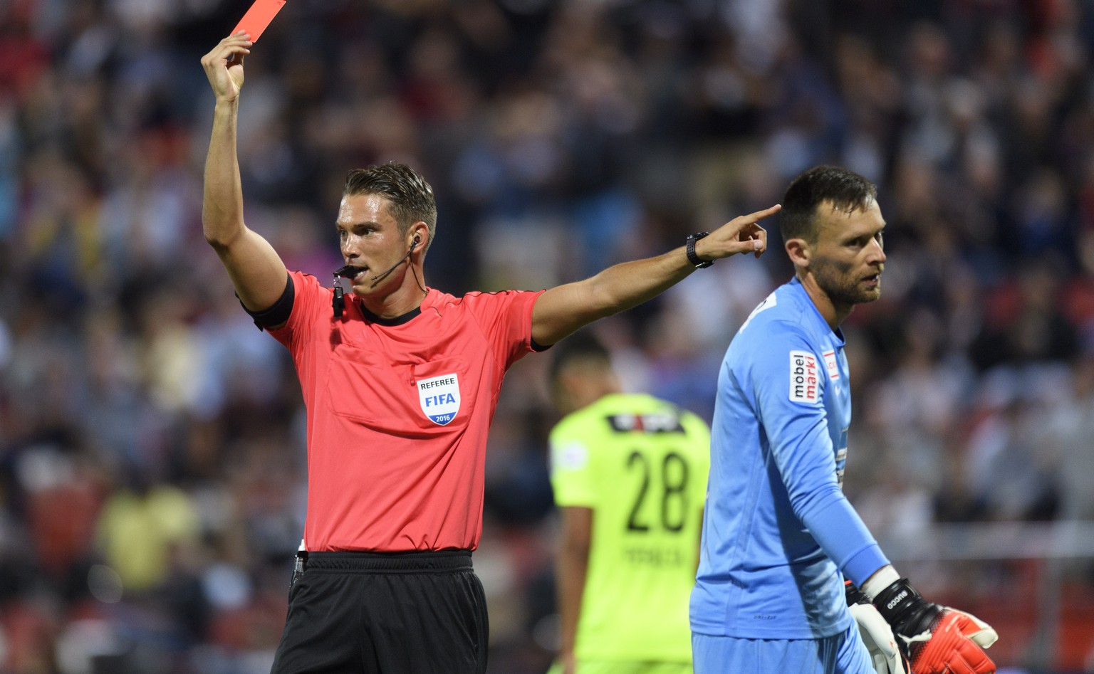 L'arbitre Sandro Schaerer, gauche, expulse a l'aide d'un carton rouge le gardien argovien Lorenzo Bucchi, droite, lors de la rencontre de football de Challenge League entre le Neuchatel Xamax FCS et FC Aarau ce lundi 29 aout 2016 au stade de la Maladiere a Neuchatel. (KEYSTONE/Laurent Gillieron) 