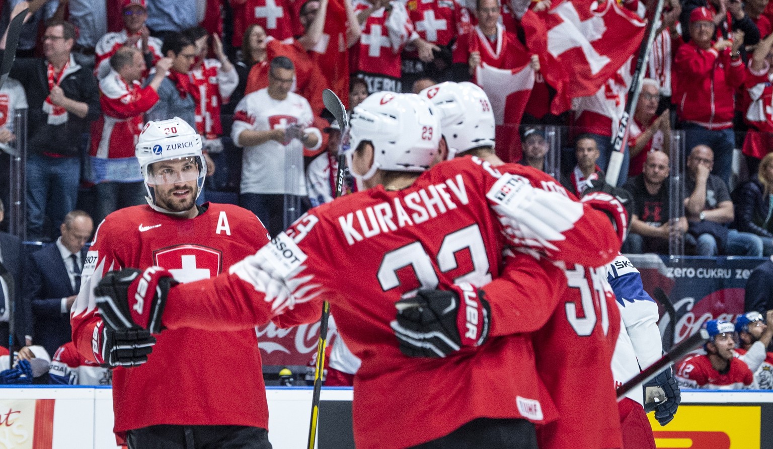 epa07588834 (L-R) Switzerland&#039;s Roman Josi, Philipp Kurashev and Lukas Frick celebrate during the IIHF World Championship group B ice hockey match between the Czech Republic and Switzerland at th ...