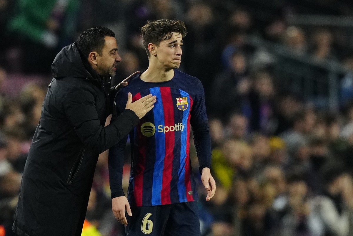 epa10478854 Barcelona's head coach Xavi Hernandez (L) talks with his player Gavi (R) during the Spanish LaLiga soccer match between FC Barcelona and Cadiz CF at Camp Nou stadium in Barcelona, Cat ...
