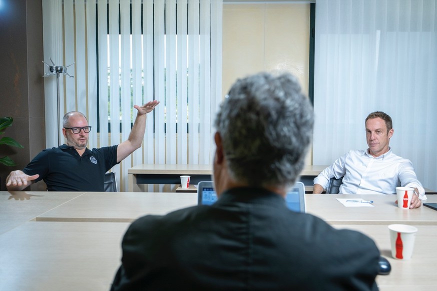 Marco Werder (in weiss) und Hnat Domenichelli (mit Glatze und Brille)