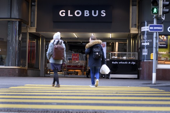ARCHIV -- Eingang zum Globus Kaufhaus, das am Dienstag, 4. Februar 2020 in Lausanne. Die thailaendische Central Group uebernimmt das operative Geschaeft von Globus vollstaendig. Die Thailaender kaufen ...