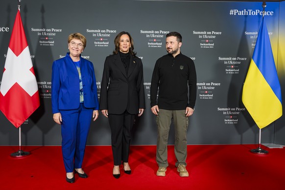 epa11412934 Swiss Federal President Viola Amherd (L) poses with US Vice President Kamala Harris(C) and Ukraine&#039;s President Volodymyr Zelensky (R) during the Summit on Peace in Ukraine, in Stansst ...